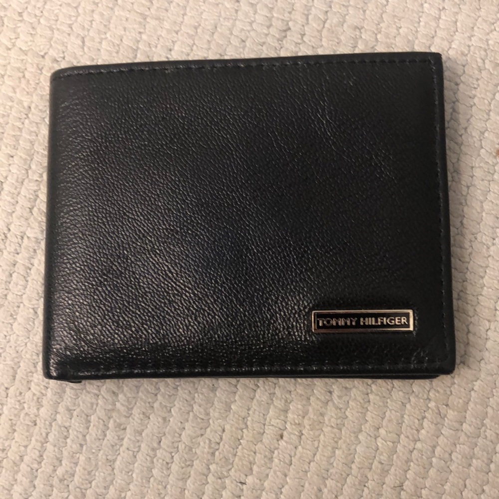 Tommy Hilfiger Men's Leatherette Wallet in black. Good condition.  Multi slots.